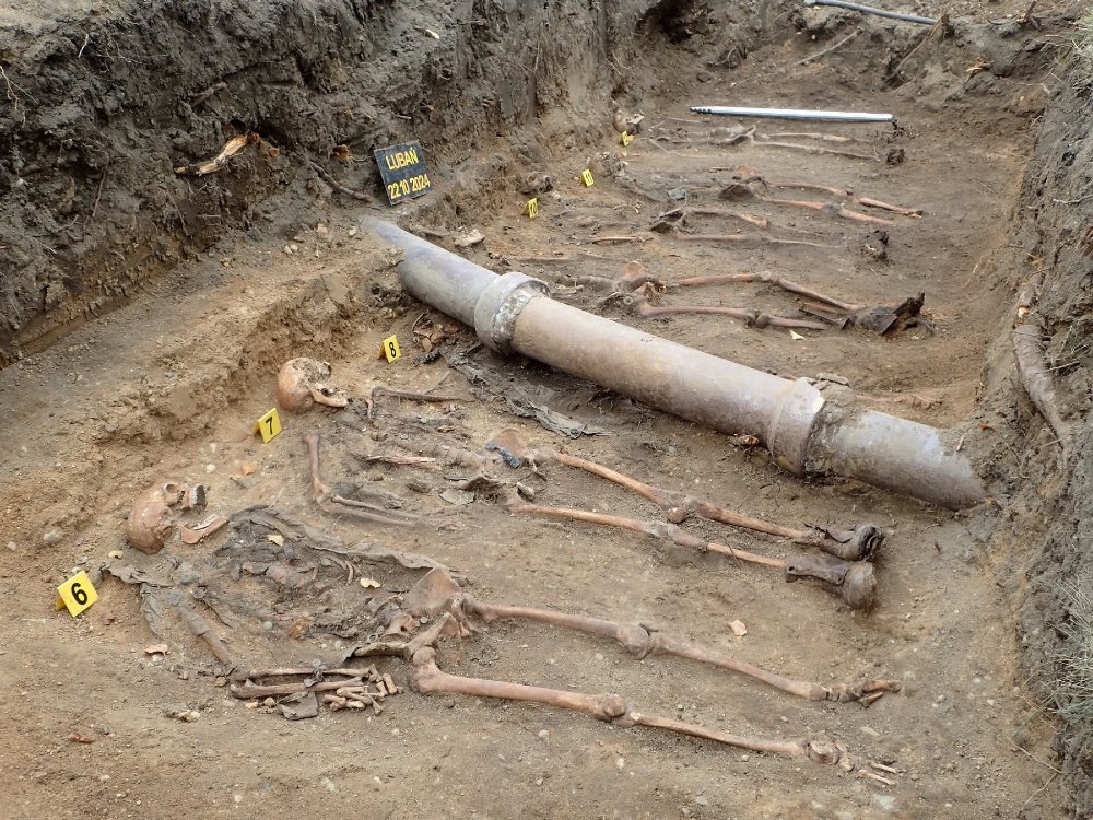 Odkrycie obok placu zabaw. Zdjęcia robią wrażenie 4 groby niemieckich zolnierzy Pracownia Badan Historycznych i Archeologicznych POMOST 6