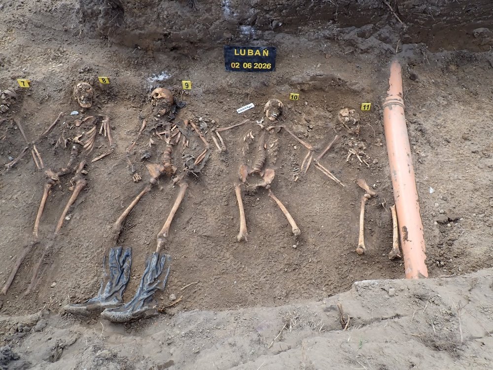 Odkrycie obok placu zabaw. Zdjęcia robią wrażenie 5 groby niemieckich zolnierzy Pracownia Badan Historycznych i Archeologicznych POMOST 7