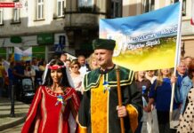 Barwny korowód i przedstawienie teatralne poprzedziło otwarcie Kwisonaliów