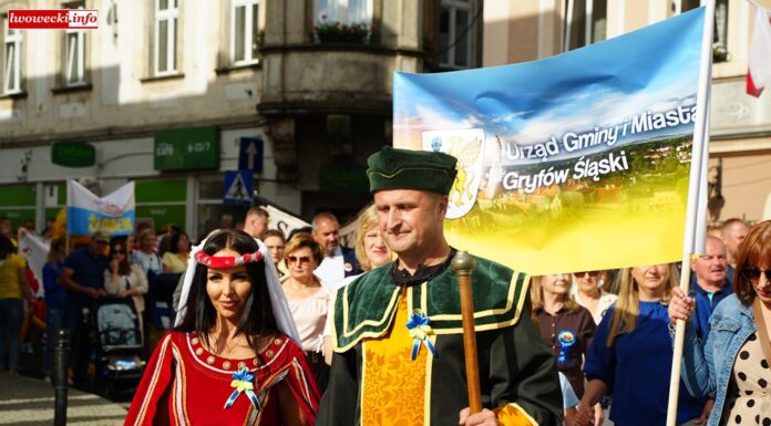 Barwny korowód i przedstawienie teatralne poprzedziło otwarcie Kwisonaliów