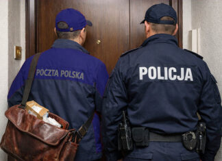 Do drzwi zapukał listonosz. Przyniósł paczkę. Sprawą zajmuje się Policja