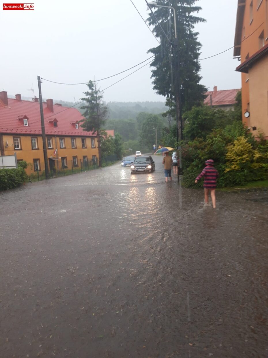 Deszcz zalewa ulice 5 nawalnica burza zalane ulice swieradow 5 scaled