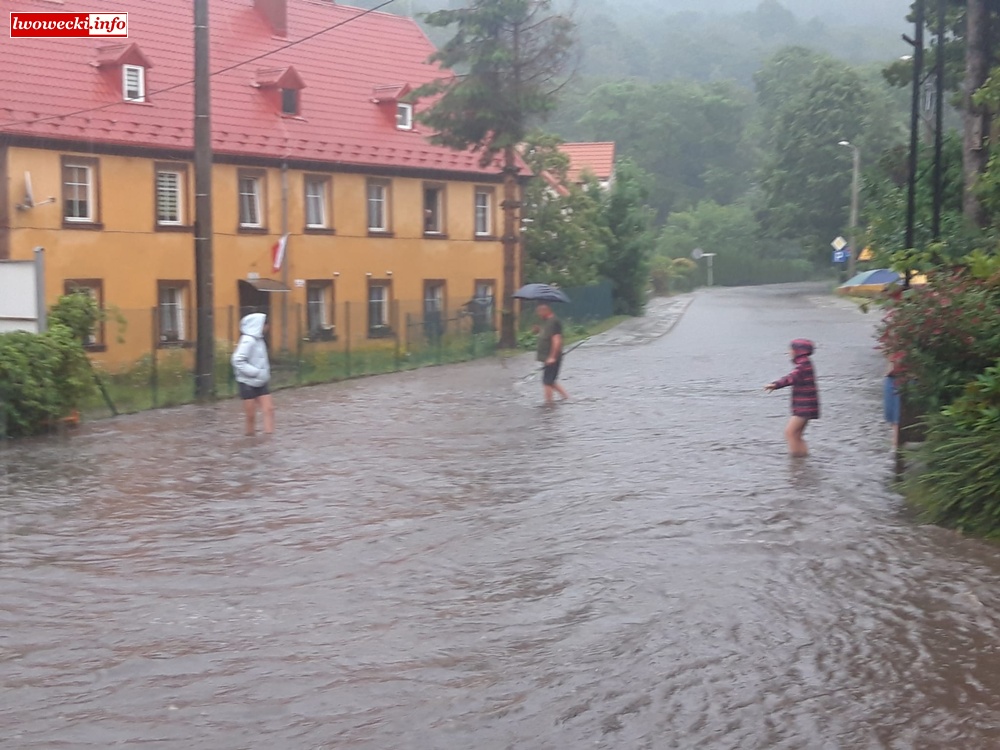 Deszcz zalewa ulice 6 nawalnica burza zalane ulice swieradow 6