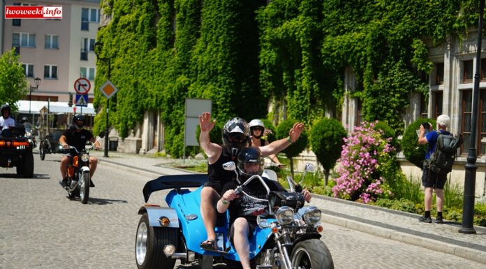 Ulicami Lwówka Śląskiego przejechała parada motocykli