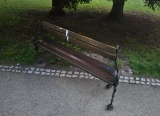Tornado przeszło przez Lwówek Śląski? park miejski w Lwówku Śląskim ławki