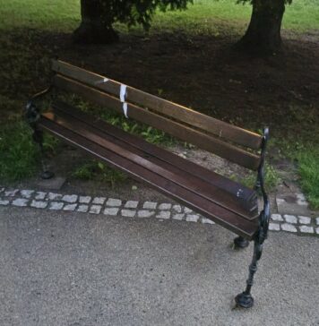 Tornado przeszło przez Lwówek Śląski? park miejski w Lwówku Śląskim ławki