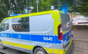 Passat zatrzymany przy dworcu autobusowym. Dlaczego? policja lwówek dworcowa