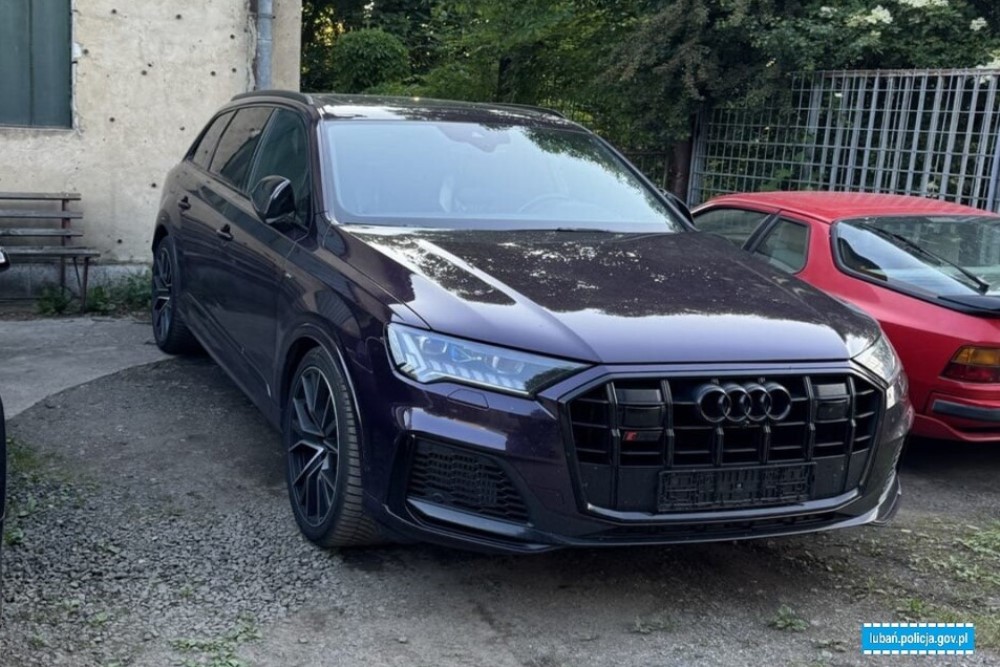 Skradzione Audi SQ7 złodzieje porzucili na parkingu