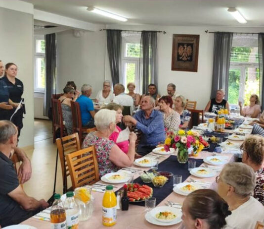 Policjanci rozmawiali z seniorami