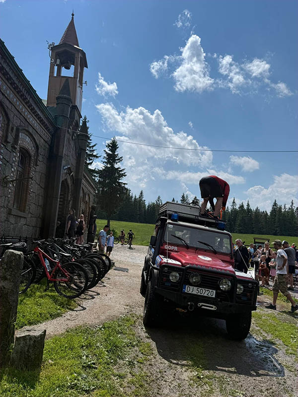Piorun roztrzaskał kask. Rowerzystka przeżyła 2 wypadek w gorach burza piorun 3