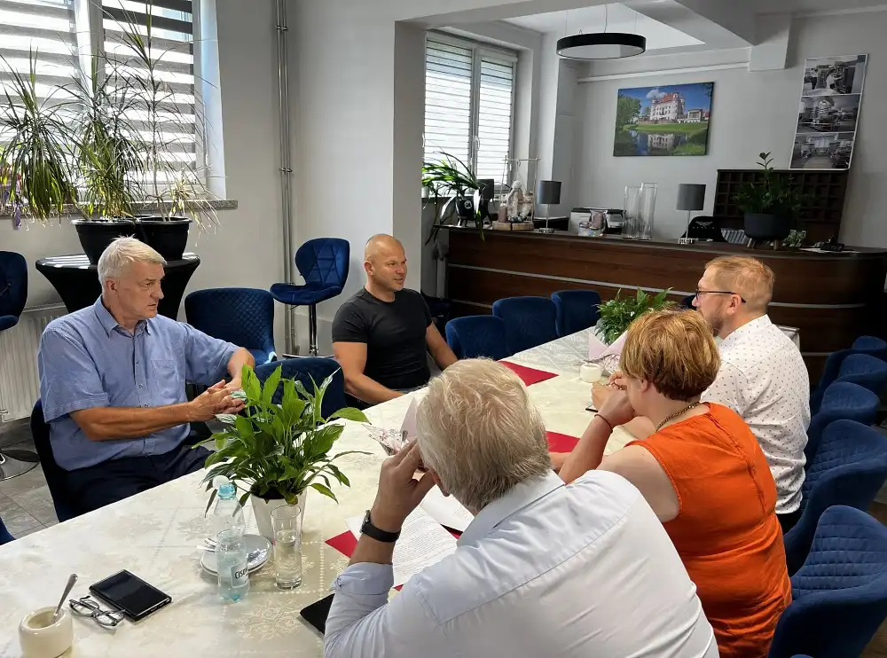 Podpisano umowę na II etap zabezpieczeń przeciwpożarowych internatu ZSET w Rakowicach Wielkich 2 Podpisano umowe na II etap zabezpieczen przeciwpozarowych 2