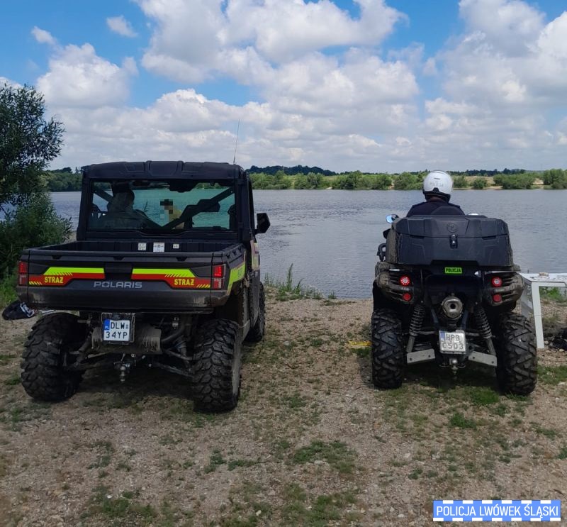 Co policjanci i strażacy robią na żwirowni?