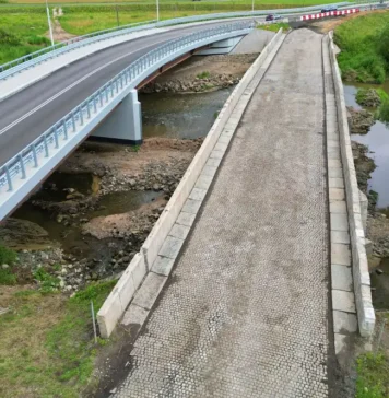 Drogowcy odsłonili bruk na zabytkowym moście bruk na zabytkowym moscie w Lwowku Slaskim 5