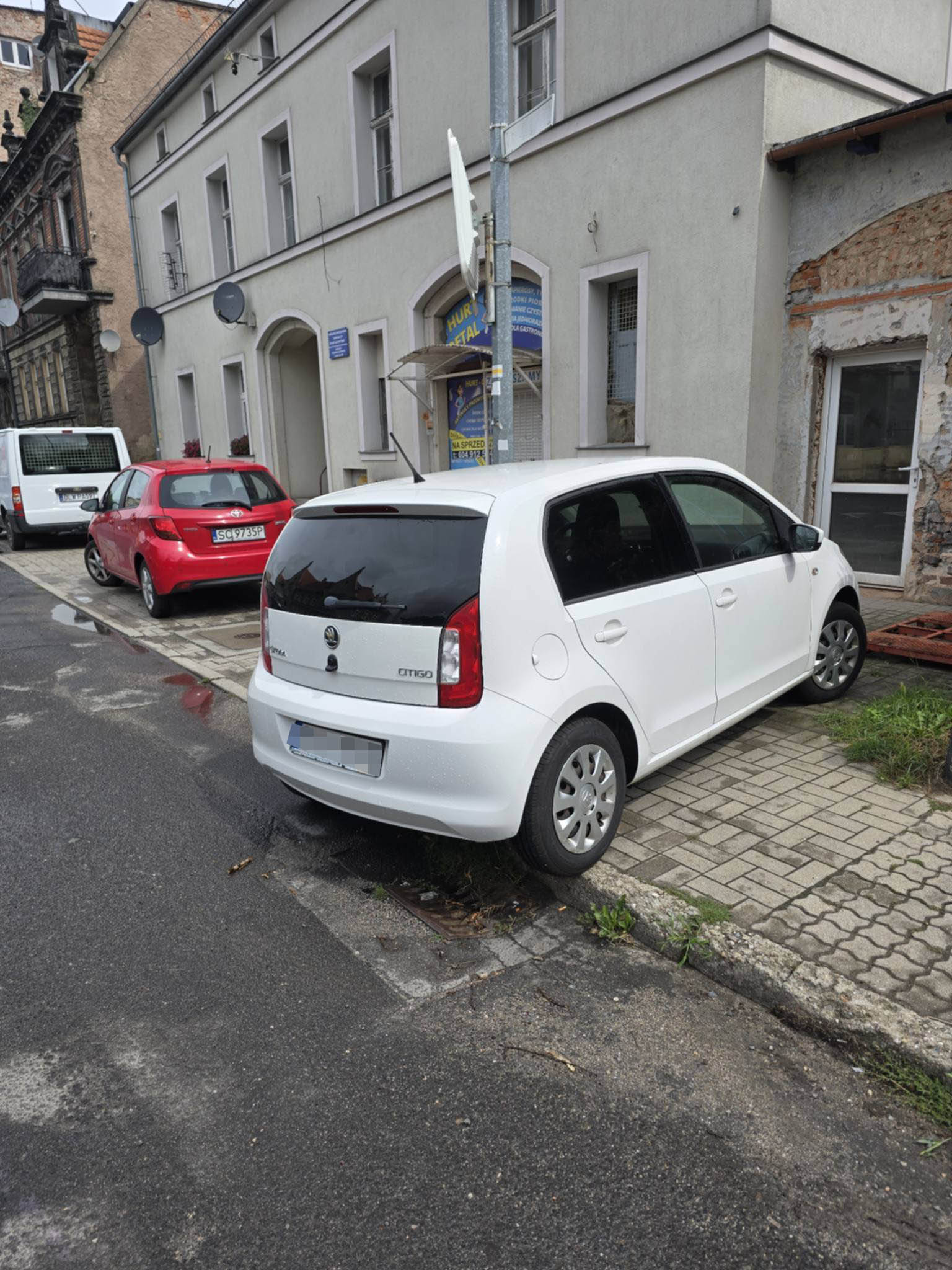 Jak prawidłowo zaparkować na chodniku?
