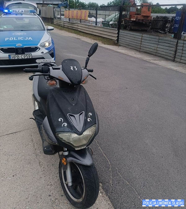 Był tak pijany, iż ledwo siedział na motorowerze