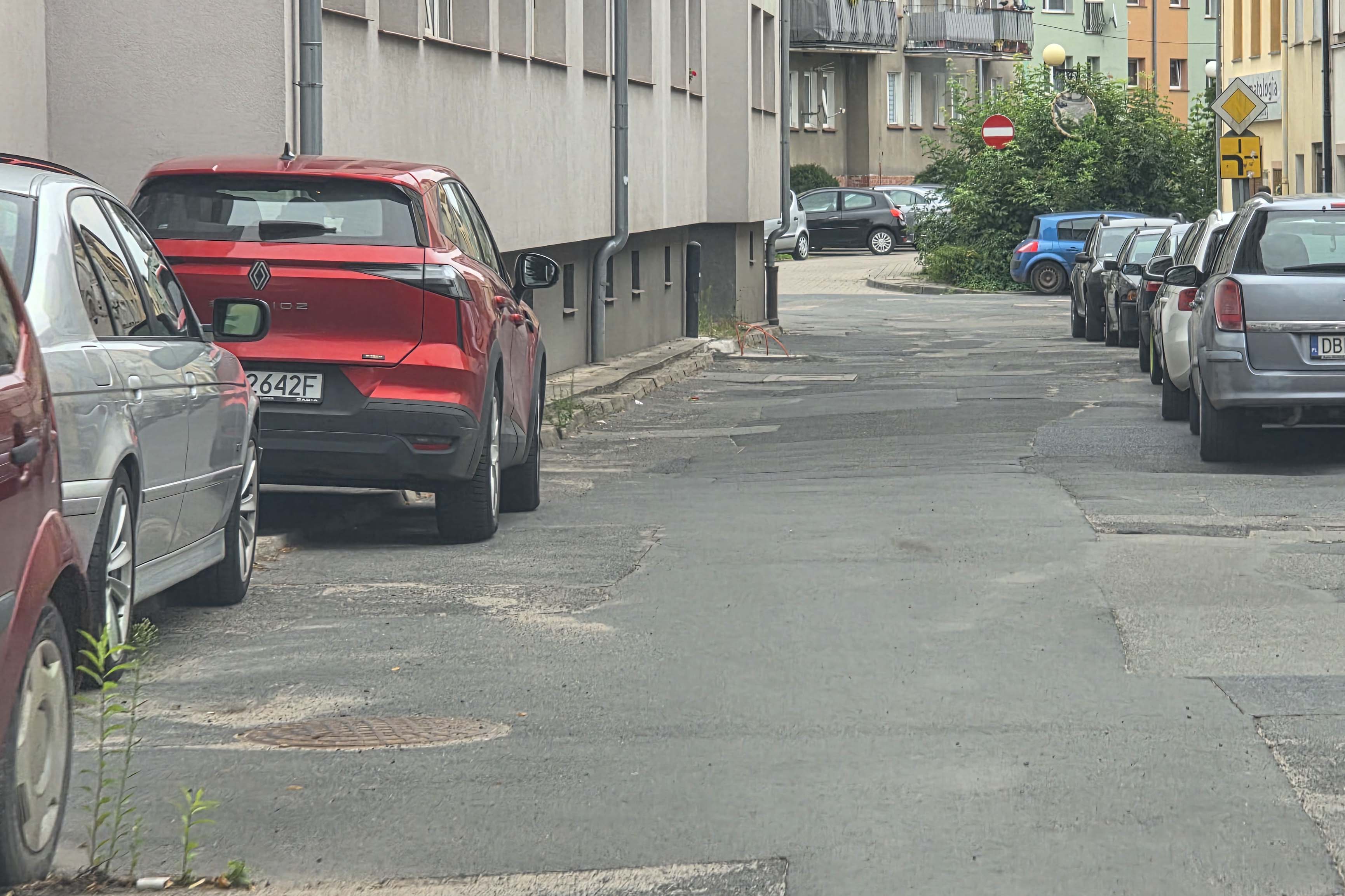 Pułapka na ulicy w Lwówku Śląskim może doprowadzić do wypadku