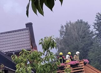 strazacy na miejscu pozaru Swieradow 1