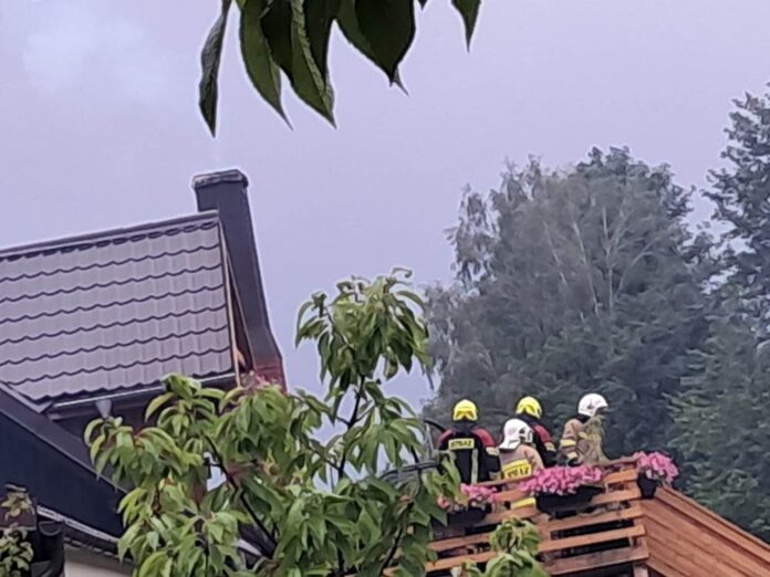 strażacy na miejscu pożaru Świeradów 1