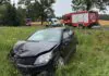 Opel wypadł z drogi. Na miejscu straż pożarna, pogotowie i policja