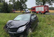 Opel wypadł z drogi. Na miejscu straż pożarna, pogotowie i policja