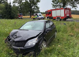 Opel wypadł z drogi. Na miejscu straż pożarna, pogotowie i policja wypadek Ubocze 1