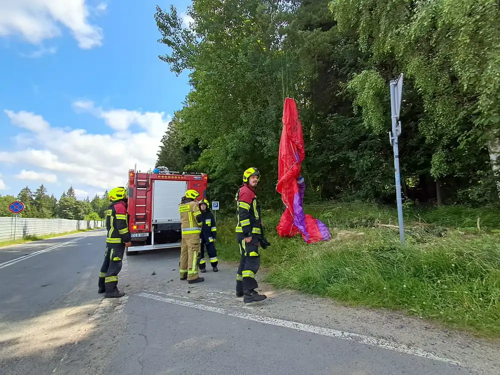 Wypadek paralotniarza. Poszkodowany przeżył. Trafił do szpitala