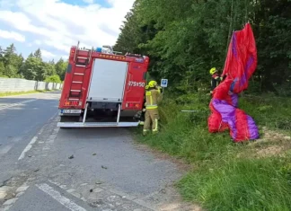 Wypadek paralotniarza. Poszkodowany przeżył. Trafił do szpitala wypadek paralotniarz spadl Swieradow 2