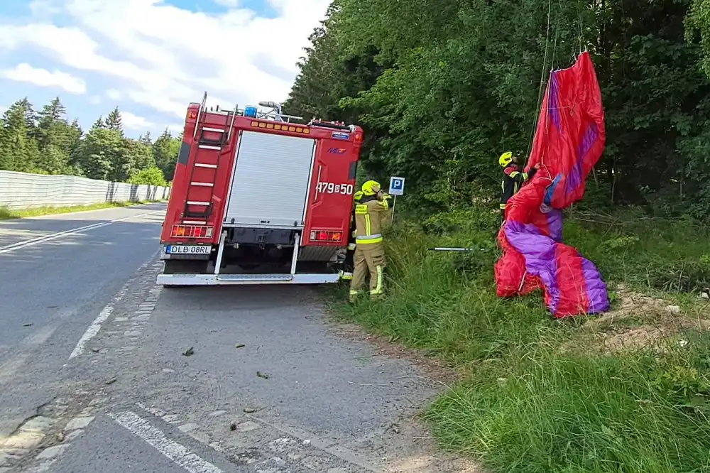 Wypadek paralotniarza. Poszkodowany przeżył. Trafił do szpitala 2 wypadek paralotniarz spadl Swieradow 2