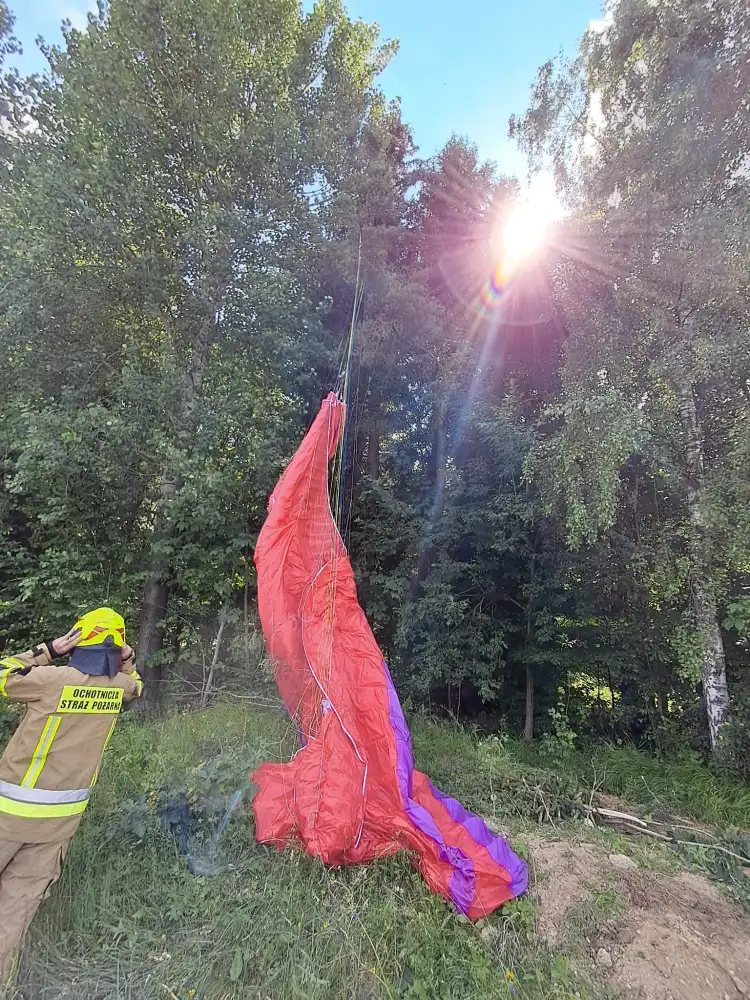 wypadek paralotniarz spadl Swieradow 3