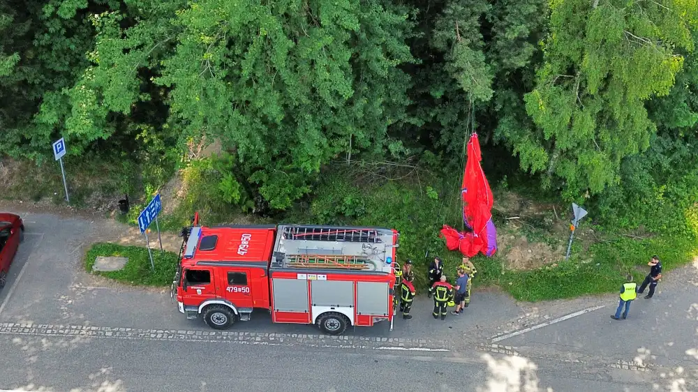 Wypadek paralotniarza. Poszkodowany przeżył. Trafił do szpitala 4 wypadek paralotniarz spadl Swieradow 4