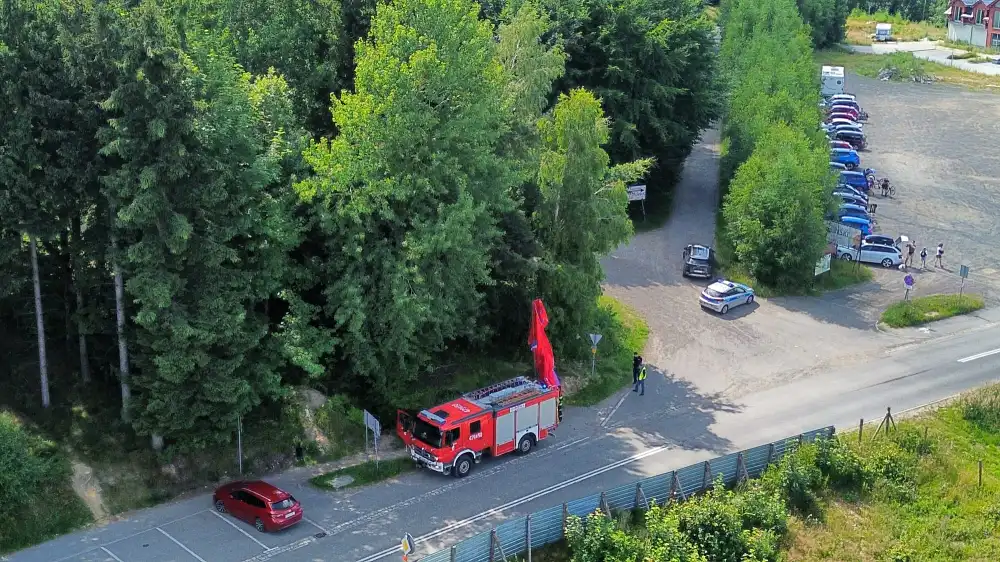 Wypadek paralotniarza. Poszkodowany przeżył. Trafił do szpitala 7 wypadek paralotniarz spadl Swieradow 7